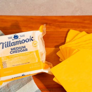 Tillamook Medium Cheddar Cheese Slices - 12 oz